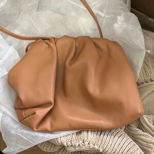 Elegant Tan Leather Shoulder Bag